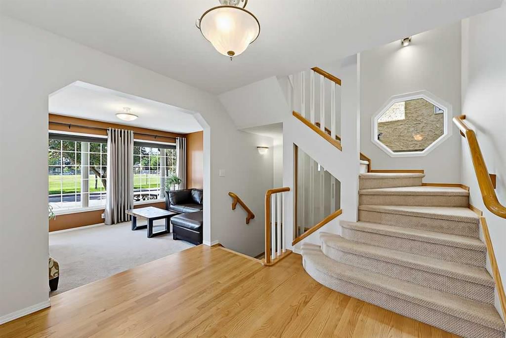 532 54 Avenue SW, Calgary — photo 4 of 46