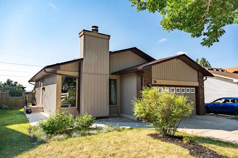 36 Berkley Place NW, Calgary — photo 2 of 43