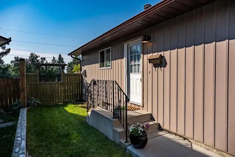 36 Berkley Place NW, Calgary — photo 3 of 43