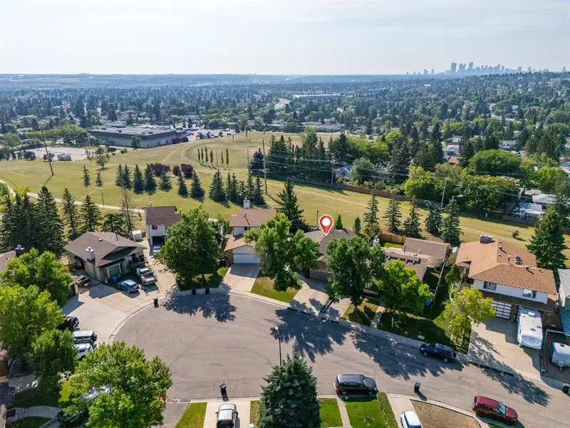 36 Berkley Place NW, Calgary — photo 4 of 43