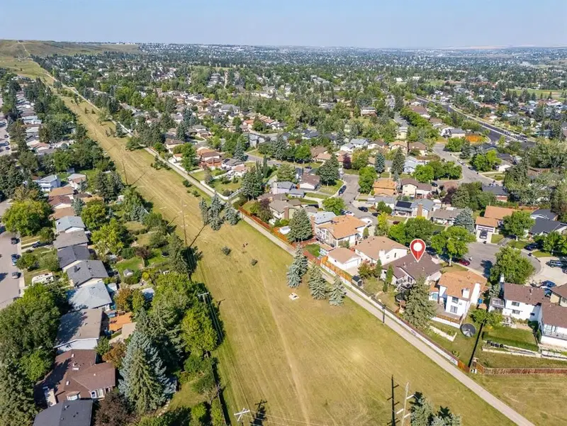 36 Berkley Place NW, Calgary — photo 5 of 43