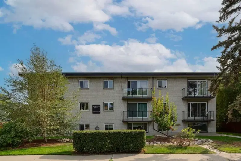 14, 1717 Westmount Road NW, Calgary — main listing photo