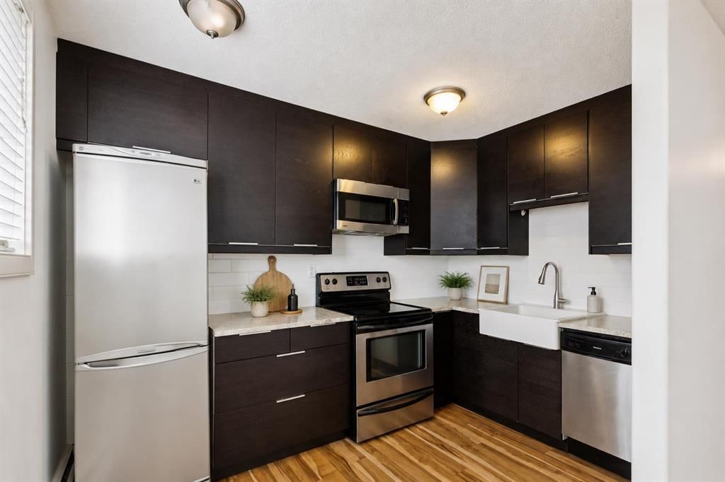 14, 1717 Westmount Road NW, Calgary — photo 3 of 38