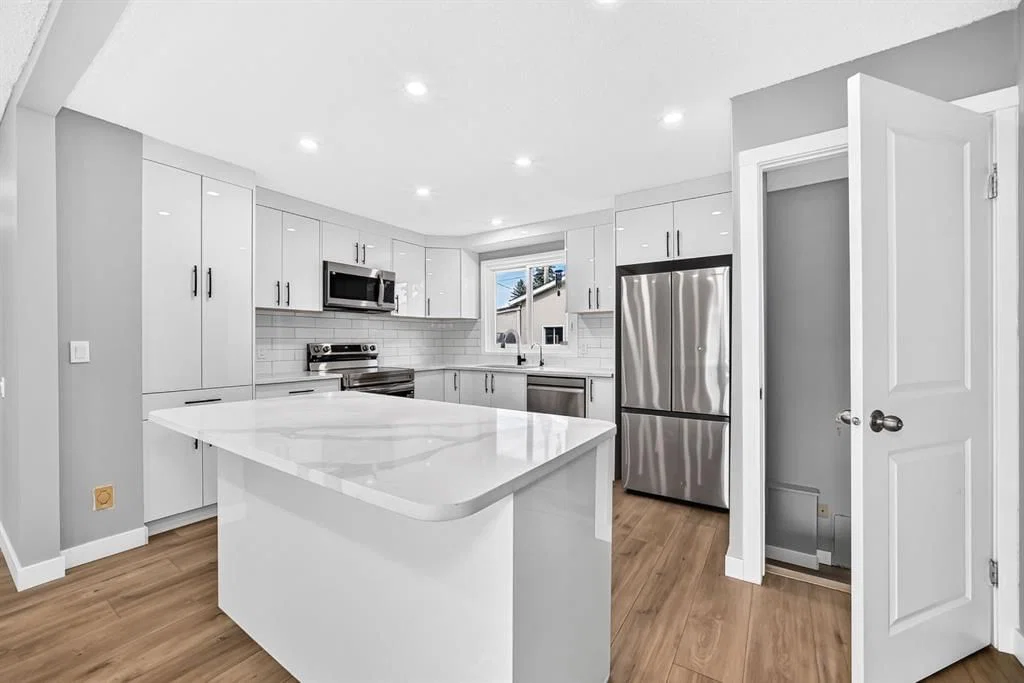 208 Penbrooke Way SE, Calgary — photo 4 of 39