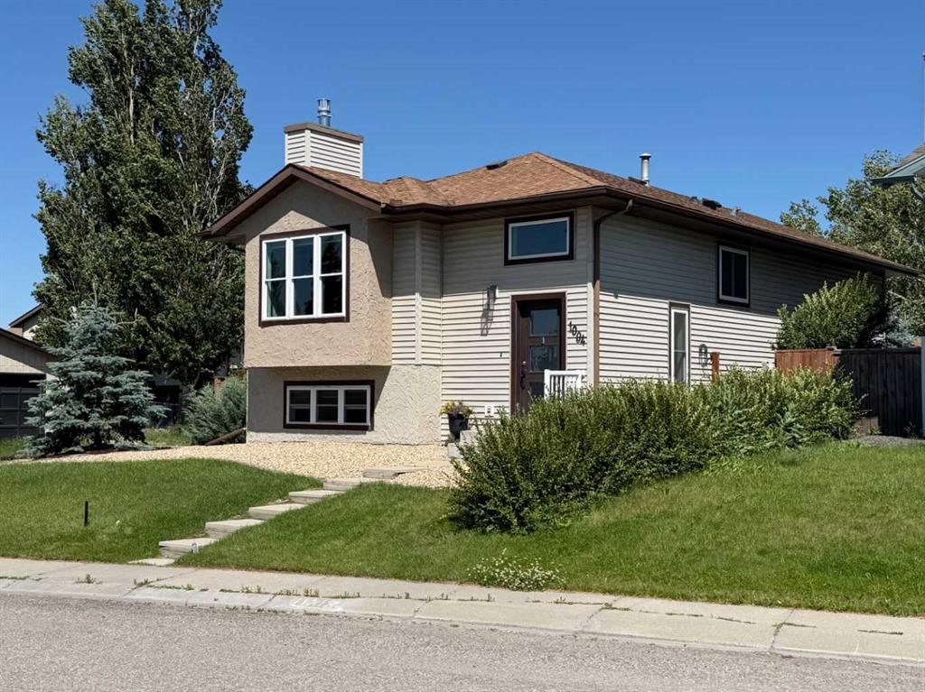 1004 13 Street SE, High River — main listing photo