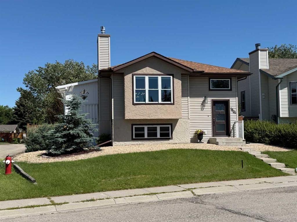 1004 13 Street SE, High River — photo 2 of 36