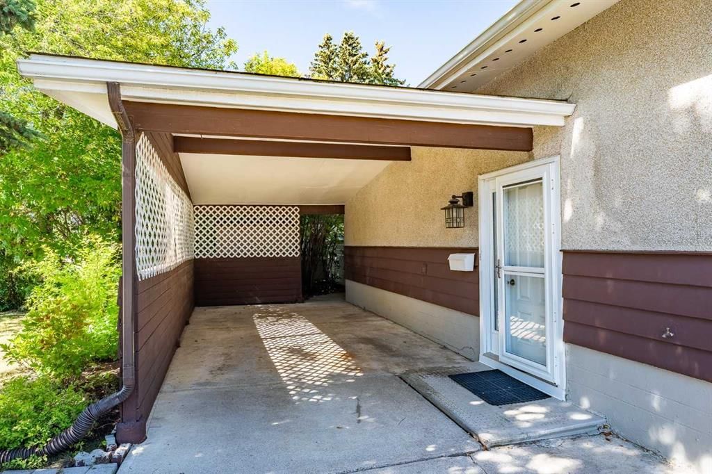 3404 Bulyea Crescent NW, Calgary — photo 3 of 38