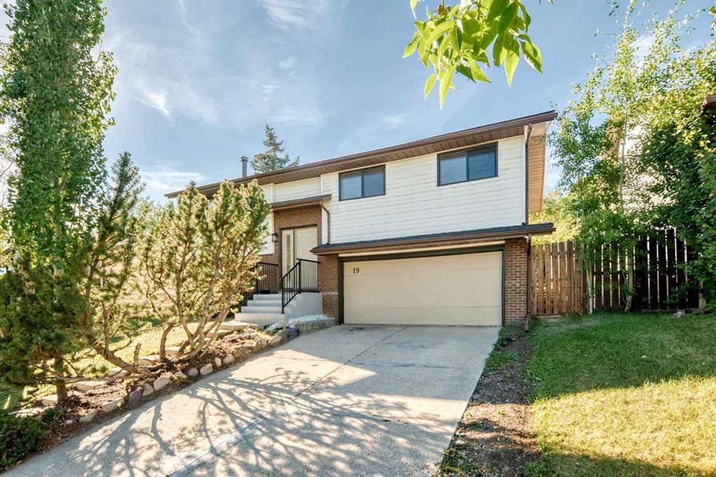 19 Hawkwood Drive NW, Calgary — photo 2 of 39