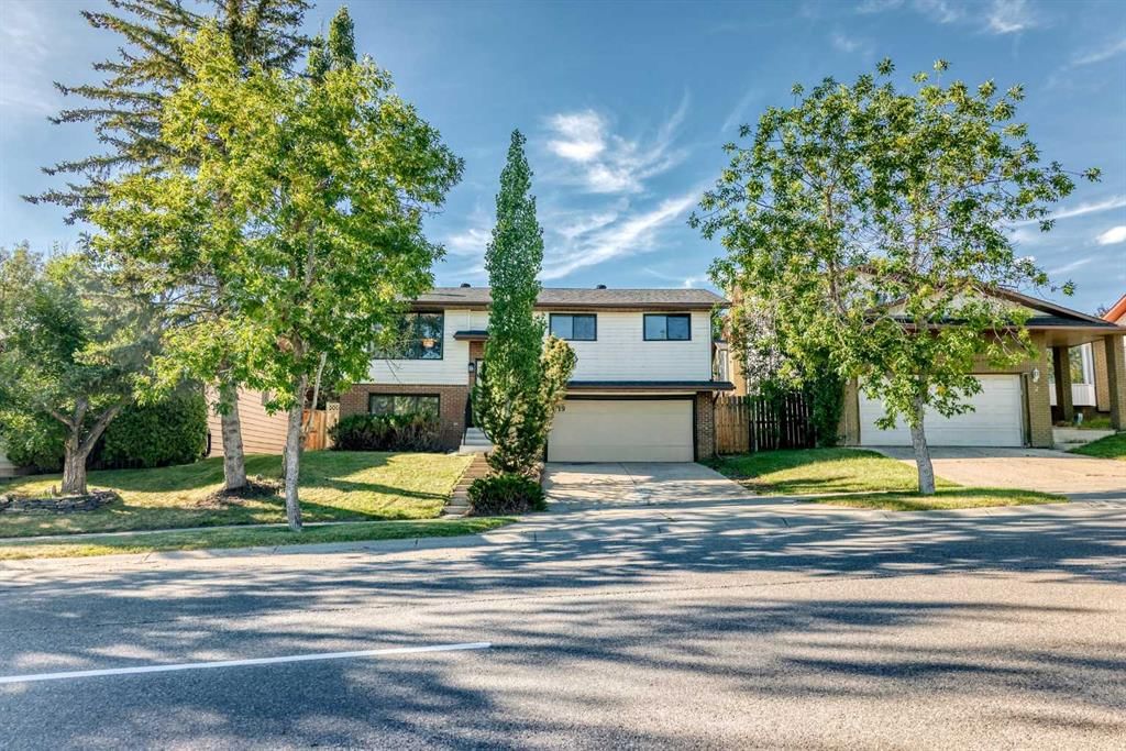 19 Hawkwood Drive NW, Calgary — photo 4 of 39