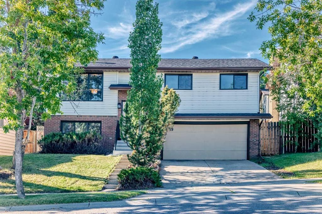 19 Hawkwood Drive NW, Calgary — photo 5 of 39