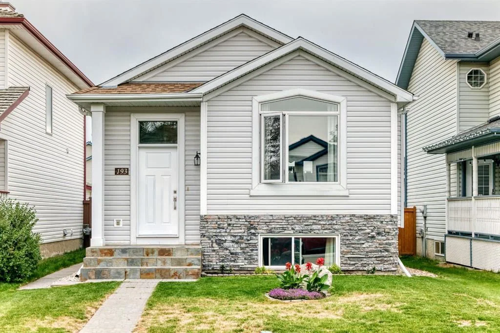 193 Mt Aberdeen Circle SE, Calgary — photo 2 of 35