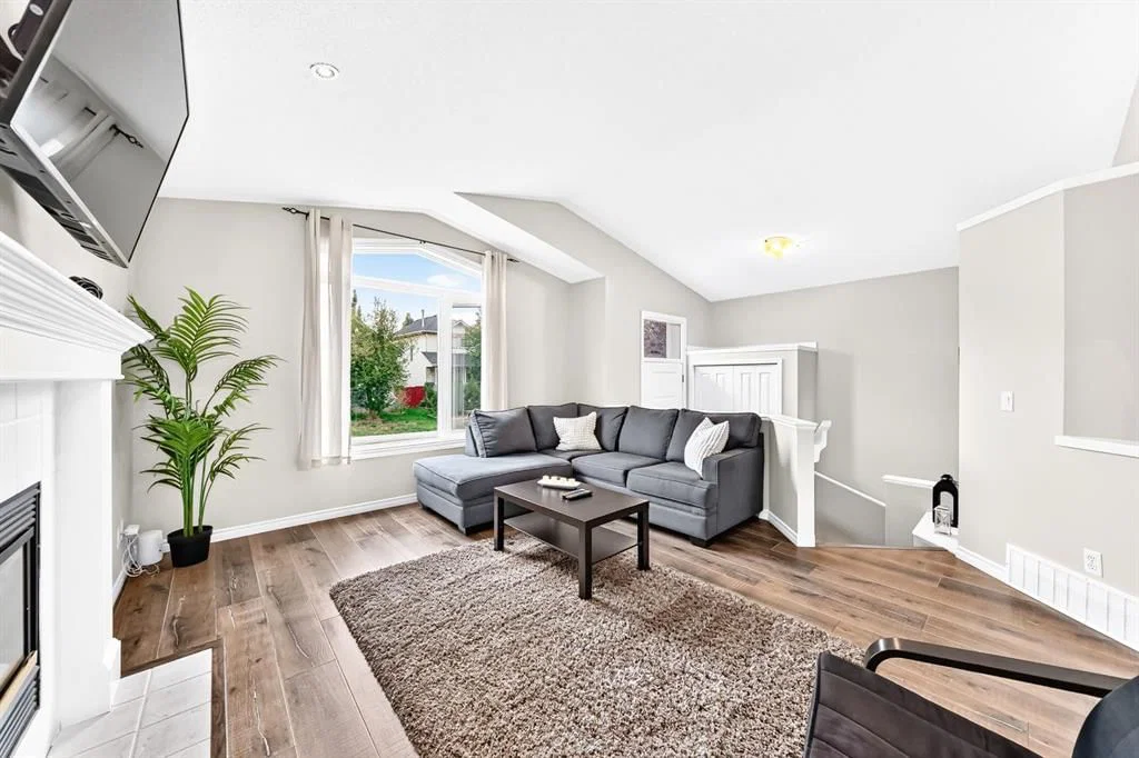 193 Mt Aberdeen Circle SE, Calgary — photo 3 of 35