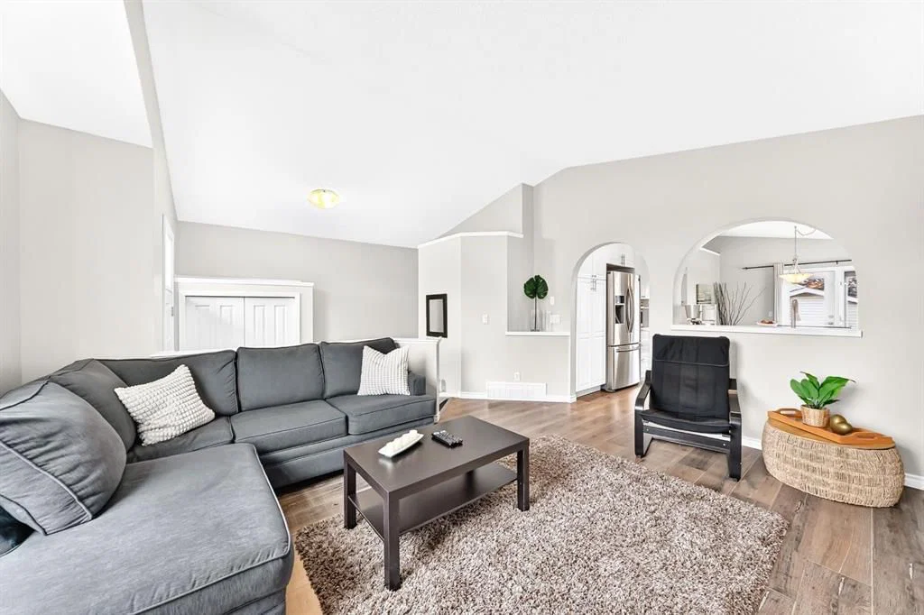 193 Mt Aberdeen Circle SE, Calgary — photo 4 of 35