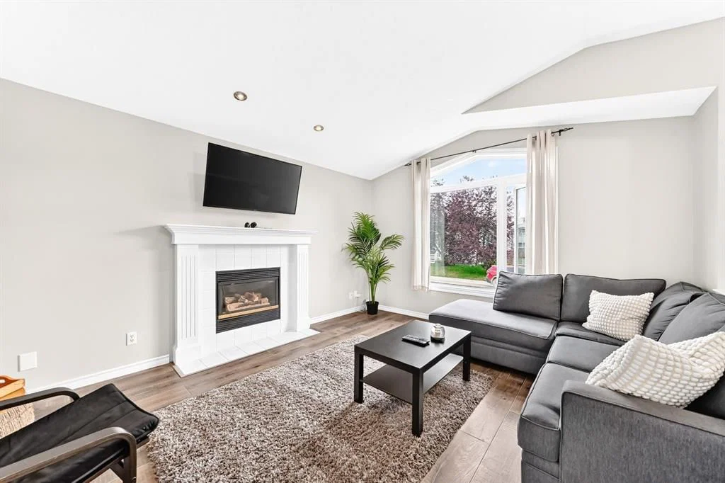 193 Mt Aberdeen Circle SE, Calgary — photo 5 of 35