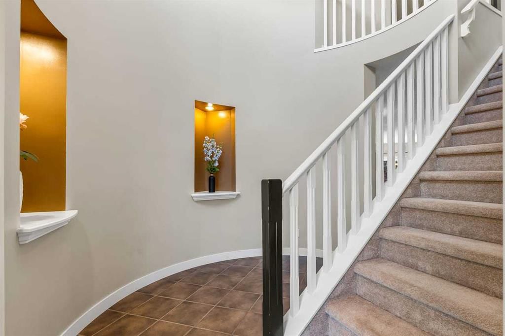 125 Cougarstone Manor SW, Calgary — photo 4 of 50