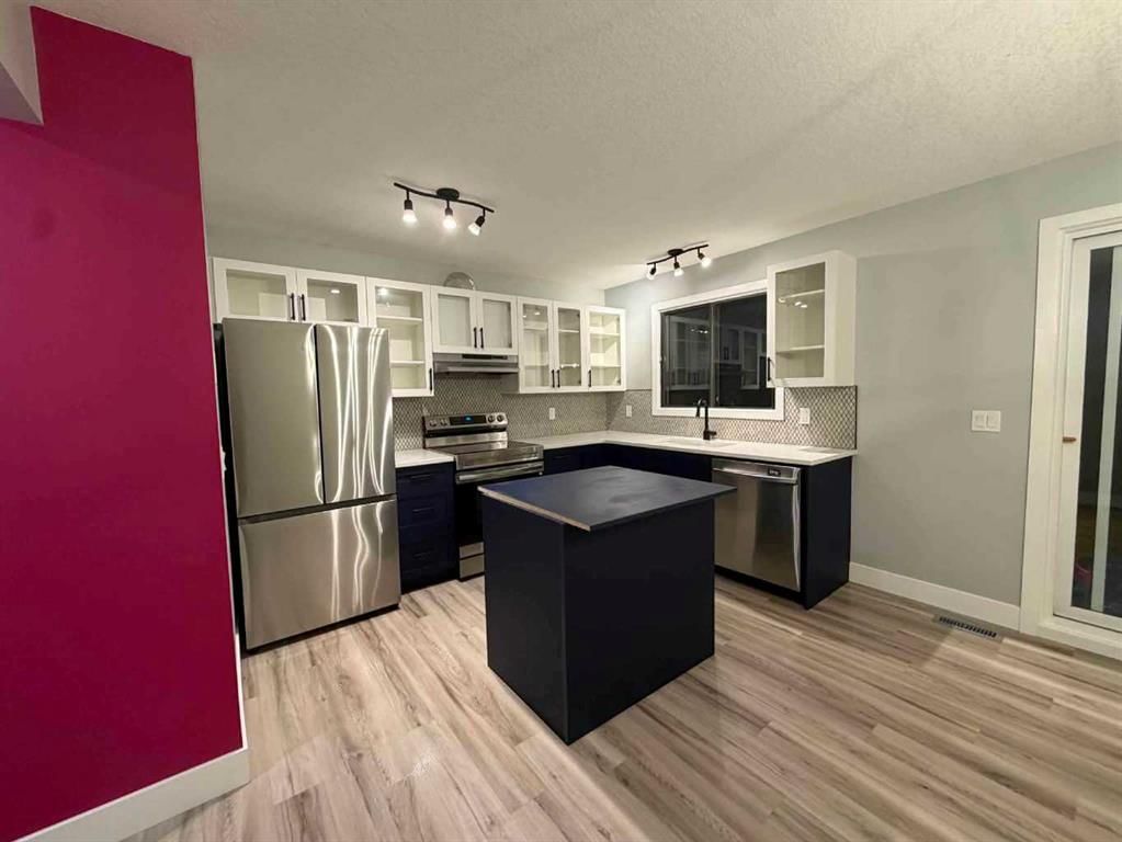 68 Falconridge Close NE, Calgary — photo 3 of 23