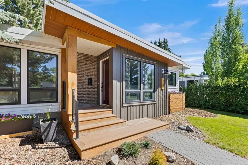 6236 Longmoor Way SW, Calgary — photo 2 of 36