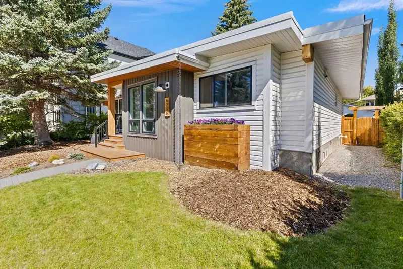 6236 Longmoor Way SW, Calgary — photo 3 of 36