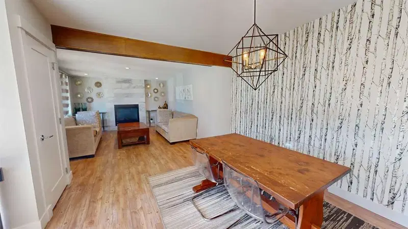 6236 Longmoor Way SW, Calgary — photo 5 of 36