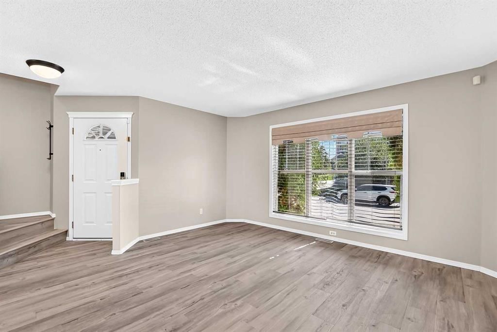 22 Cramond Crescent SE, Calgary — photo 4 of 49