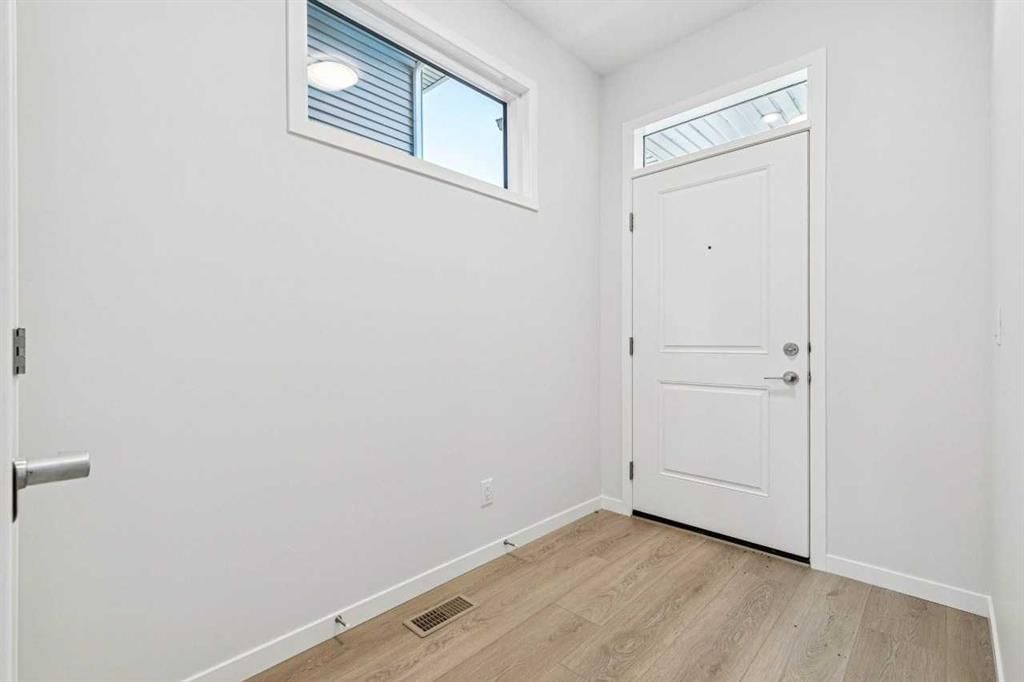 98 Creekview Avenue SW, Calgary — photo 3 of 22