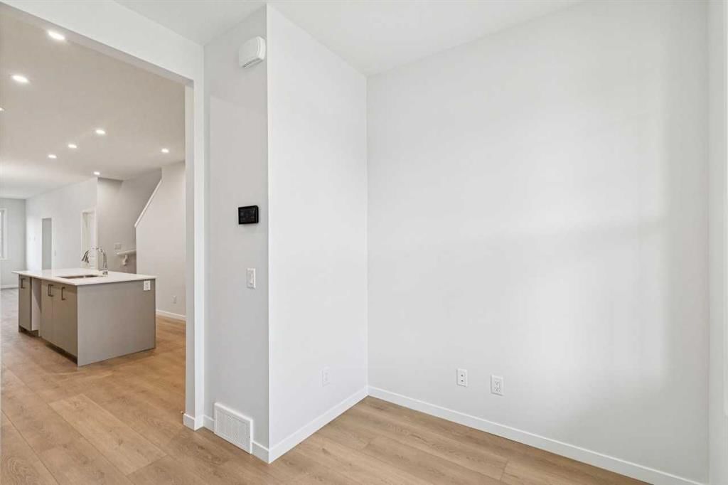 98 Creekview Avenue SW, Calgary — photo 5 of 22