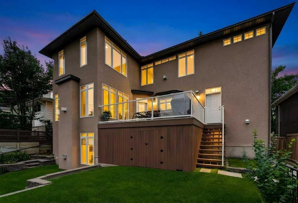 15 Rosery Drive NW, Calgary — photo 3 of 43