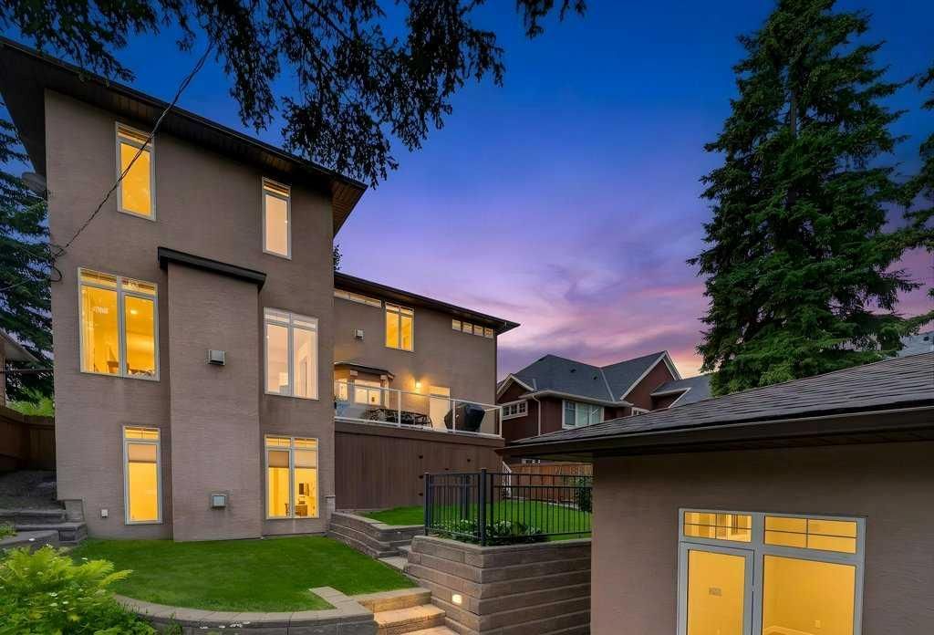 15 Rosery Drive NW, Calgary — photo 4 of 43