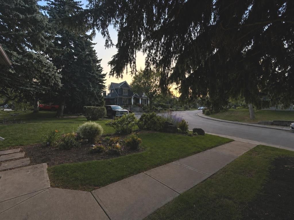 15 Rosery Drive NW, Calgary — photo 5 of 43