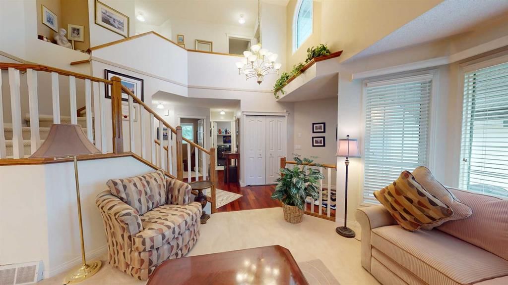 331 Douglas Woods Drive SE, Calgary — photo 5 of 28