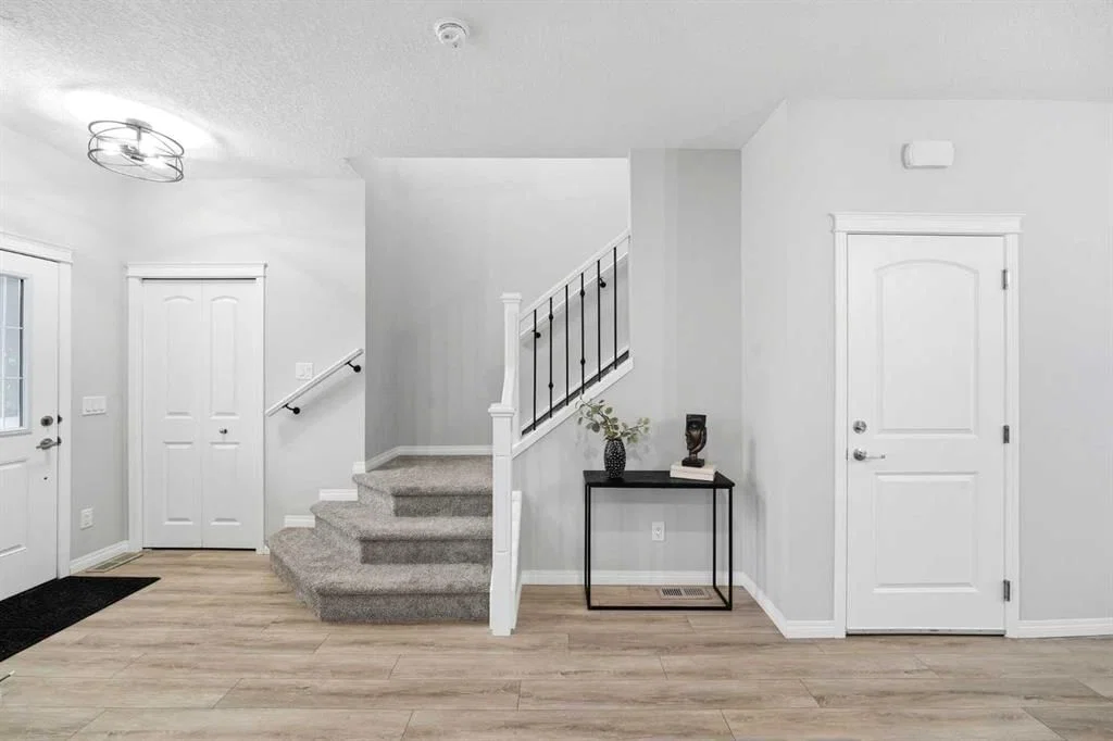 107 Aquila Drive NW, Calgary — photo 3 of 40