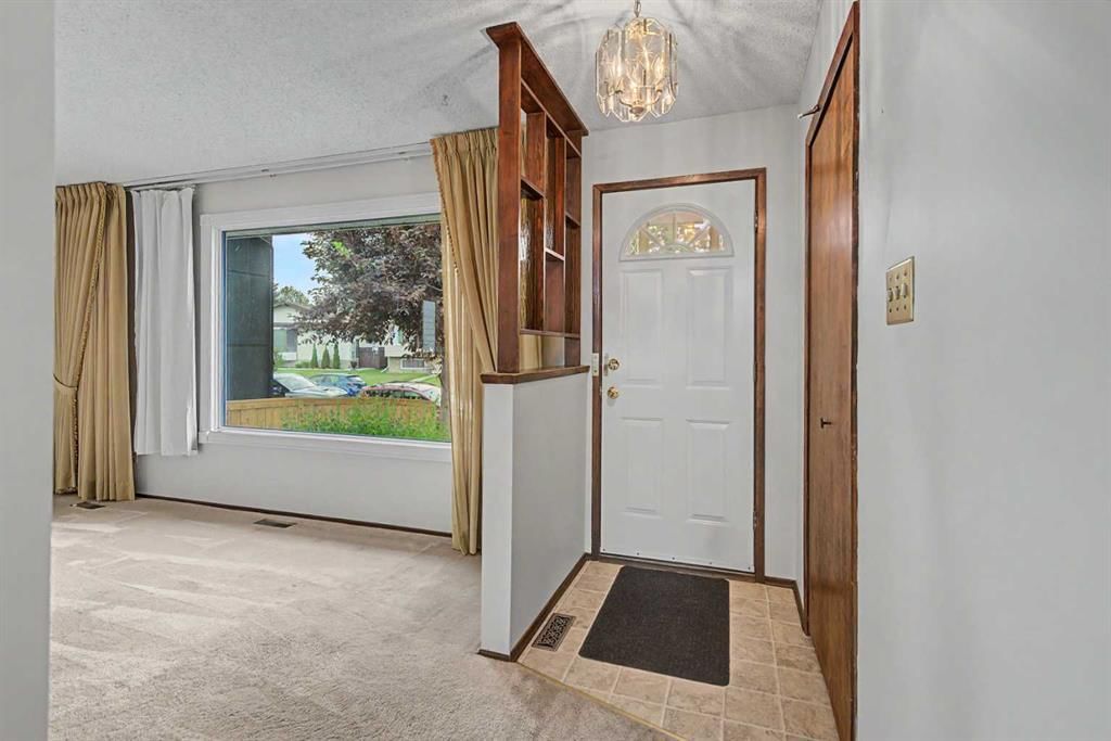 163 Lake Sylvan Close SE, Calgary — photo 3 of 36