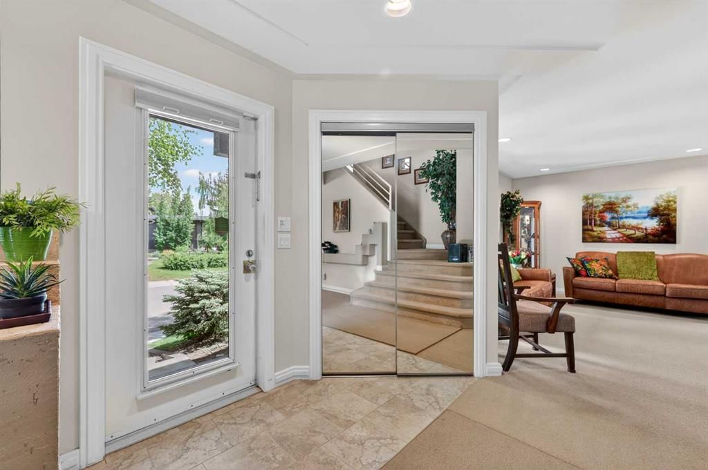 4603 Virginia Drive NW, Calgary — photo 3 of 47