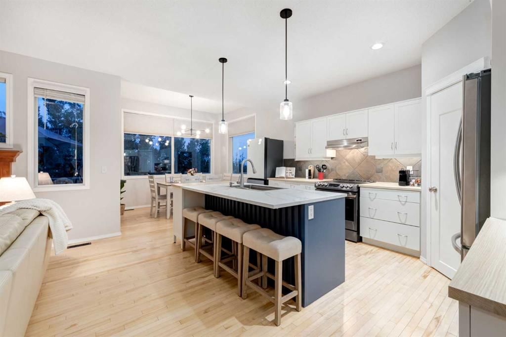 102 Springborough Point SW, Calgary — photo 4 of 50