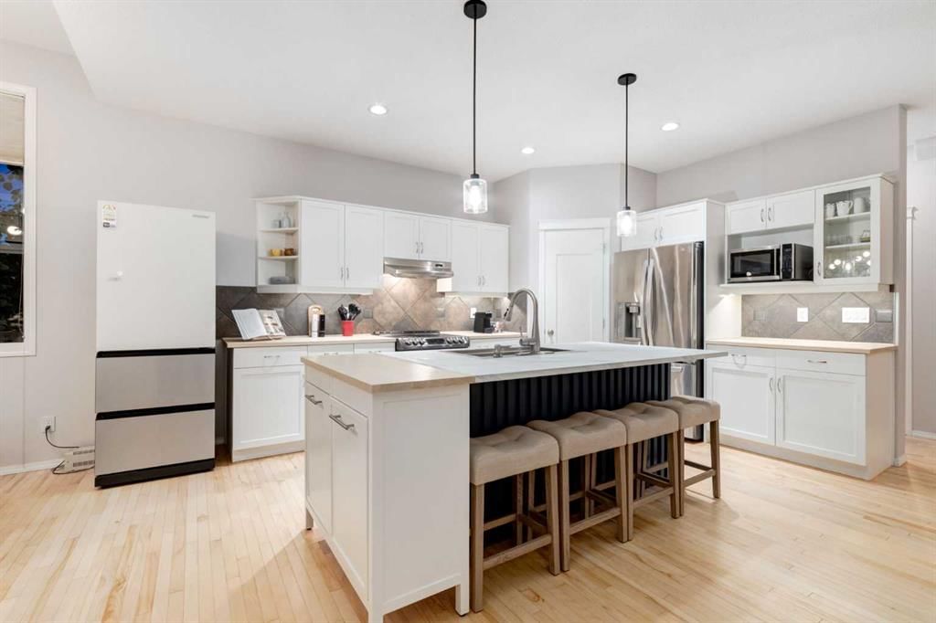 102 Springborough Point SW, Calgary — photo 5 of 50