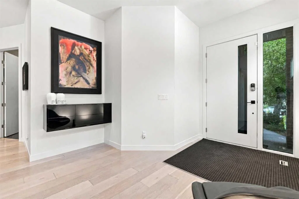 421 29 Avenue NE, Calgary — photo 4 of 50