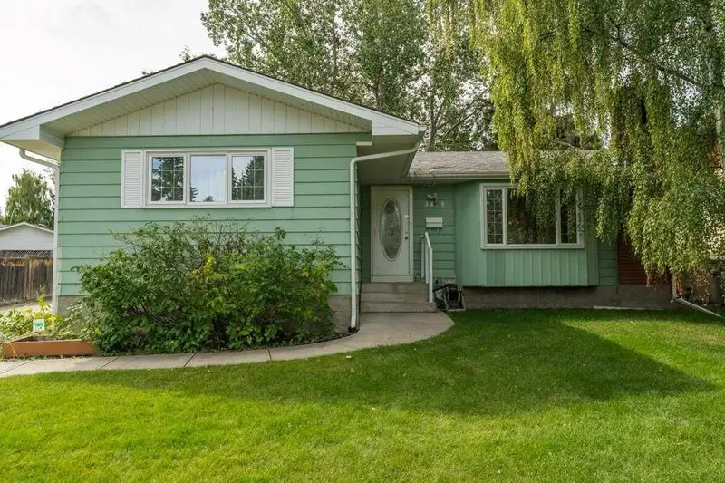 3239 Oakwood Drive SW, Calgary — main listing photo
