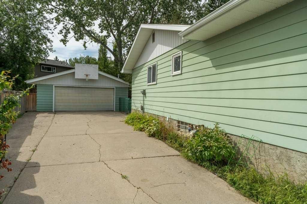 3239 Oakwood Drive SW, Calgary — photo 3 of 44