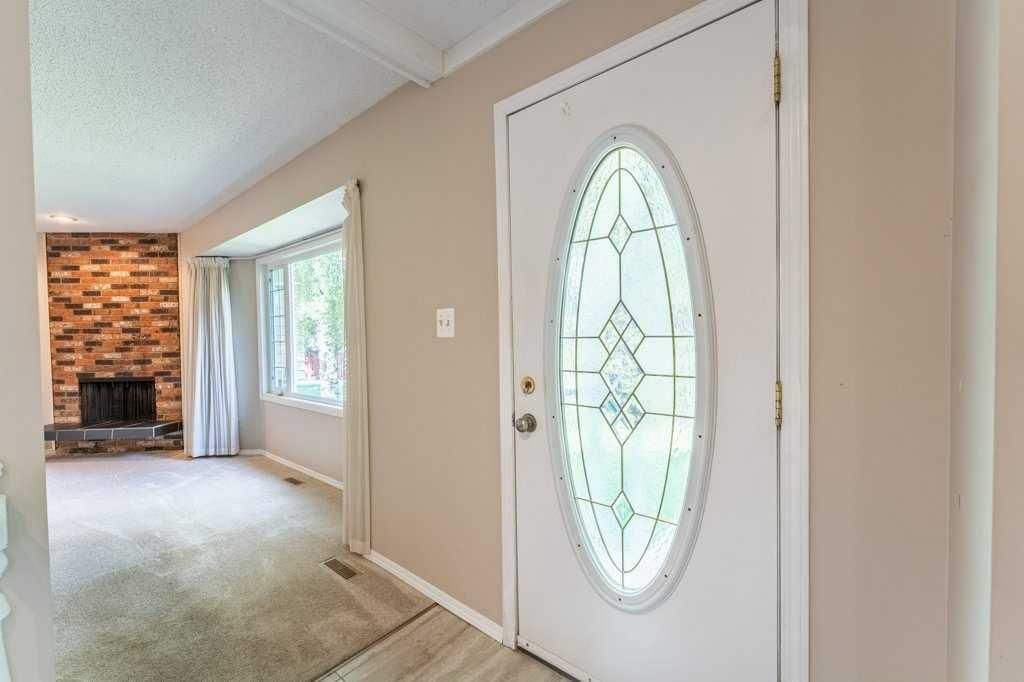 3239 Oakwood Drive SW, Calgary — photo 4 of 44