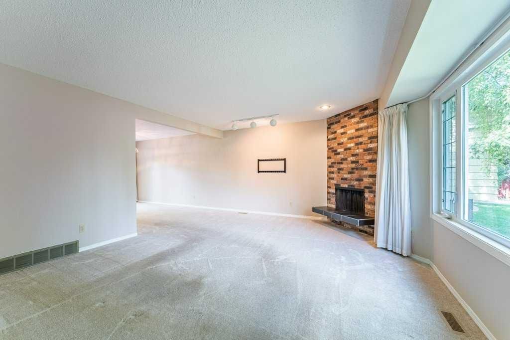 3239 Oakwood Drive SW, Calgary — photo 5 of 44