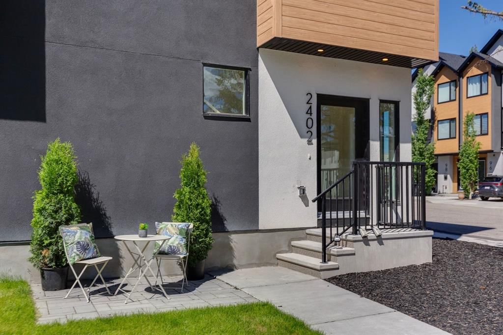 2402 Westmount Road NW, Calgary — photo 3 of 35