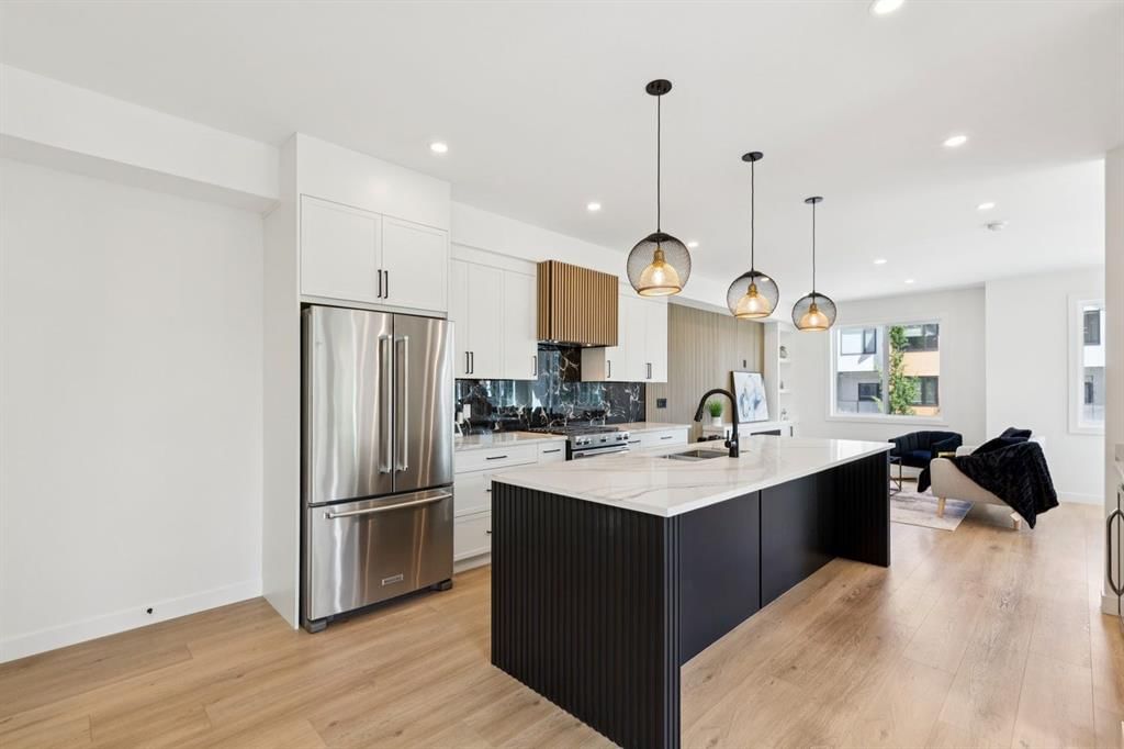 2402 Westmount Road NW, Calgary — photo 5 of 35