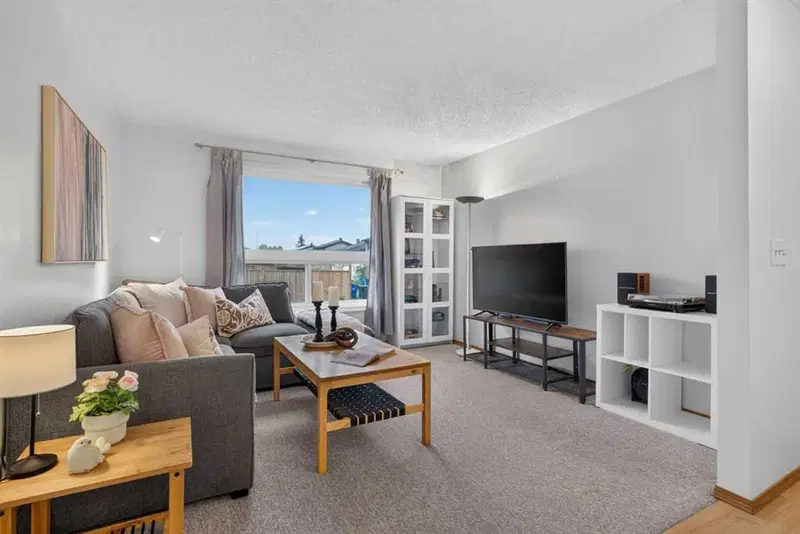 179 Pinecliff Close NE, Calgary — photo 5 of 31