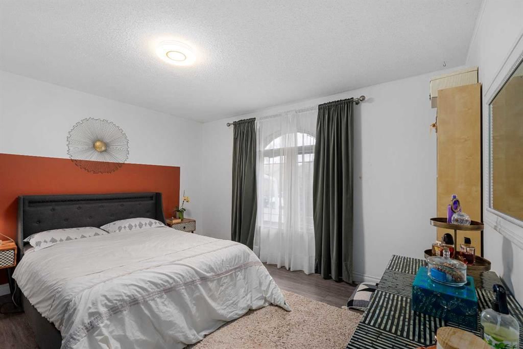 1804 41 Street NW, Calgary — photo 4 of 29