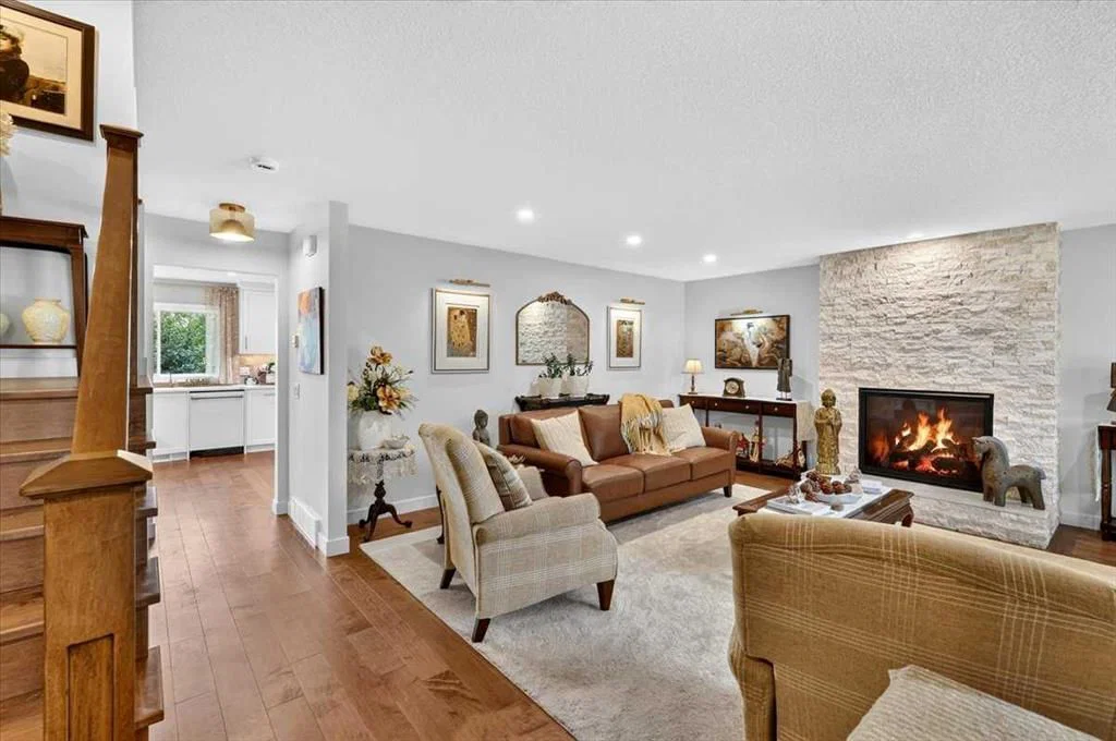10403 Maplemont Road SW, Calgary — photo 5 of 47