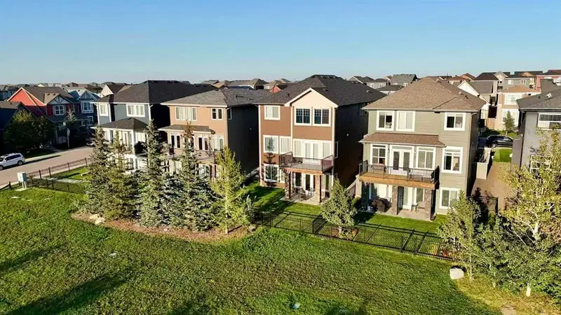 85 evansborough Way NW, Calgary — photo 4 of 50