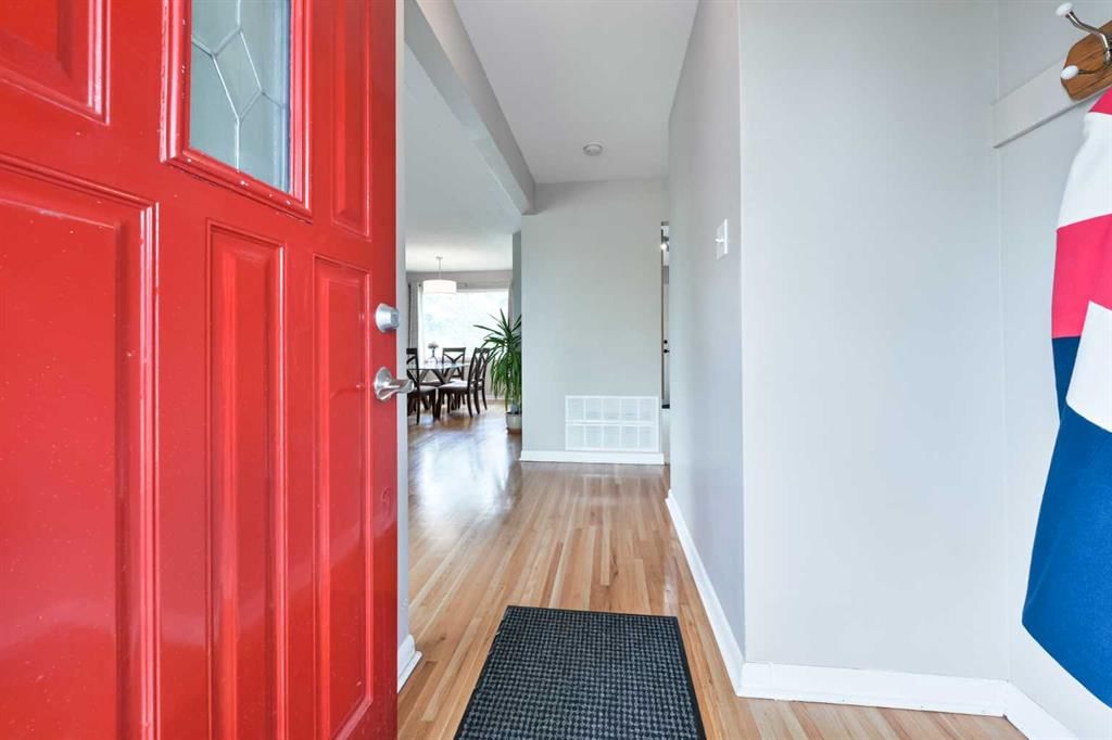4027 19 Street NW, Calgary — photo 3 of 35