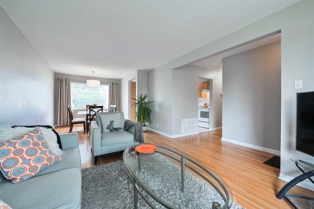 4027 19 Street NW, Calgary — photo 4 of 35
