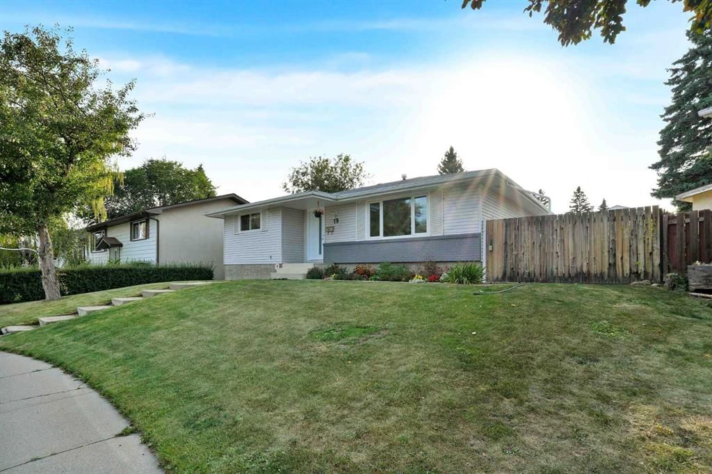 19 Maryvale Crescent NE, Calgary — photo 2 of 39