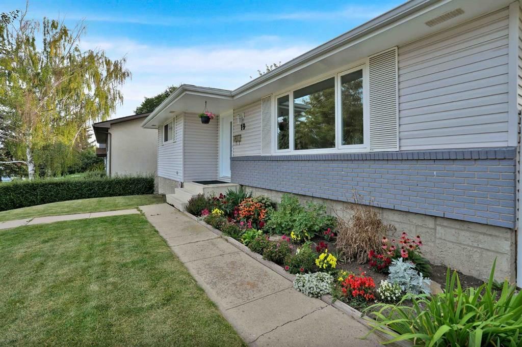 19 Maryvale Crescent NE, Calgary — photo 3 of 39